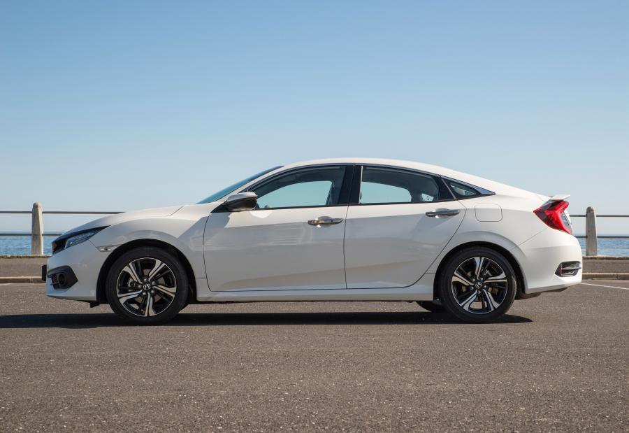  Honda Civic Sedan Sport 2016 года  (ZA) (фото 7 из 10)